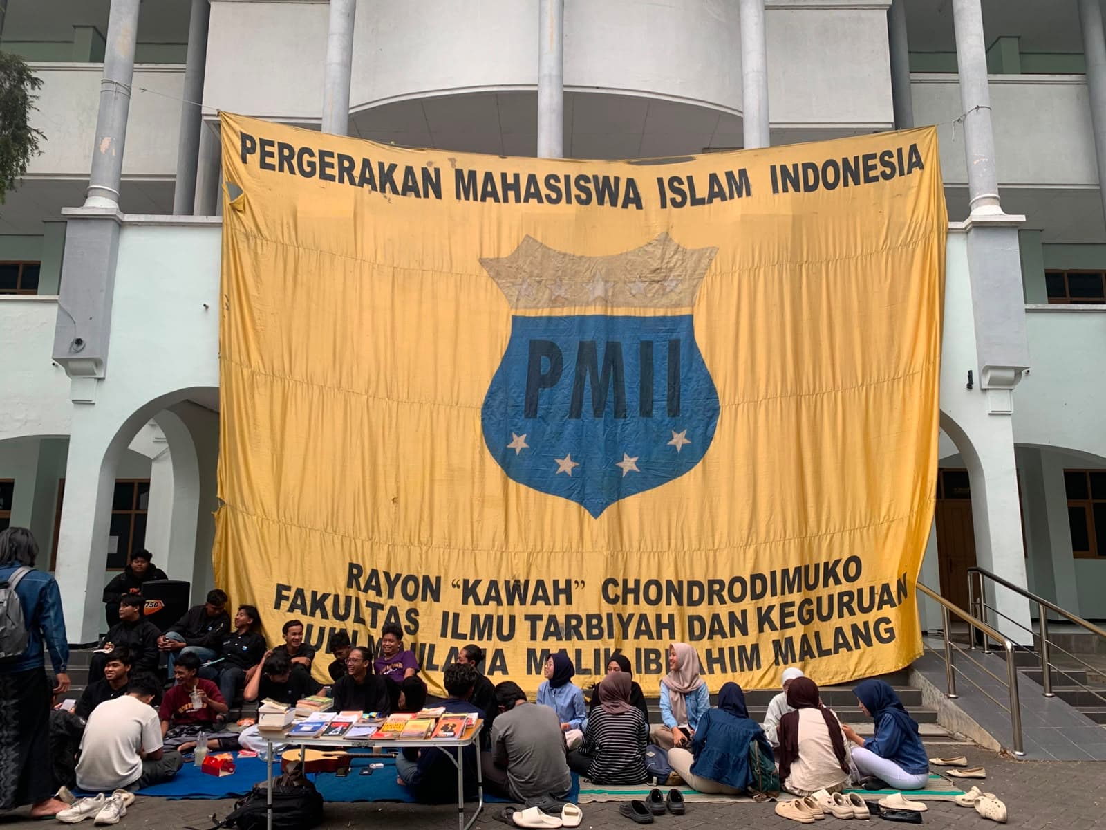Lapak Buku dan Kesenian PMII Rayon “Kawah” Chondrodimuko: Ruang Kecil yang Menyalakan Cara Berpikir Besar